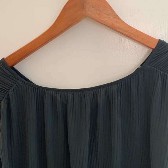 ONLY WORN ONCE! Beautiful pleated flowy blouse - Picture 9 of 13